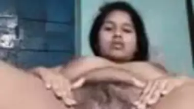 Busty Desi girl fingers her XXX slit for amateur camera in MMS clip