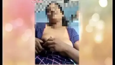 Desi Bhabhi Video Call Mein Uski Boyfriend Ko Boobs Dikhayi Enjoy Kardi He