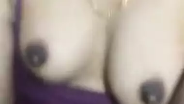 Slender Desi sexpot provocatively flashes small XXX tits on camera