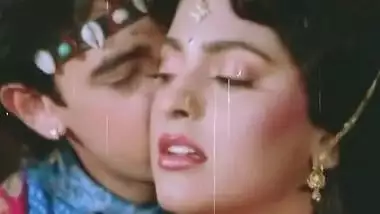 Aamir Khan Gives Juhi A Hickey - Tum Mere Ho - Hot Kissing Scenes.mp4