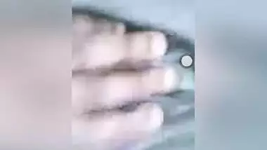 Tempting Desi MILF shows her XXX full lips and tits in close-up