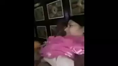 Phone conversation doesn't prevent Desi woman from doing XXX things