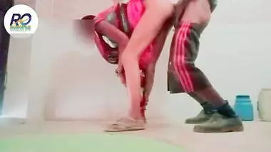 Desi bathroom me ungli daal rahe the prosi devar ne dekha Liya to chudvana pra Hindi audio
