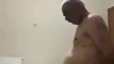 Rishu ki bua Sonu ko ghrpr aakr huka pine wale budhe n choda