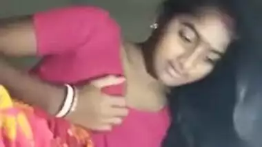 Teen Desi stunner shows young XXX pussy and fingers it in MMS clip