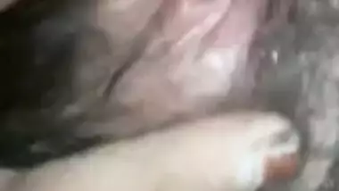 Indian girl has full lips and boobs to flash in her XXX broadcast