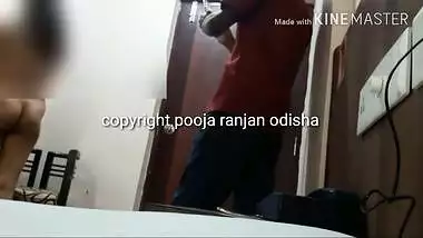 Slutty Desi girl asks delivery guy to take nude XXX pics of hers