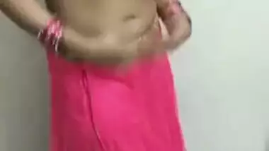 Good-looking Indian dancer during performance flashes small XXX tits