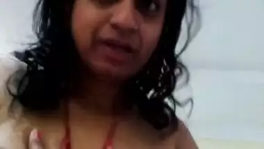 Indian MILF takes her green bra off to expose XXX boobies in sex video