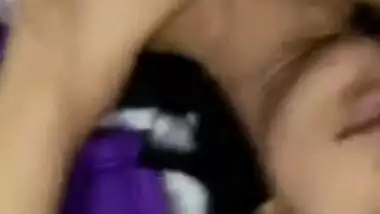 MMS video of guy who thrusts XXX tool into shaved orifice of Desi MILF