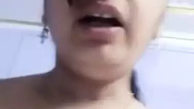 Indian XXX wife performs MMS show and exposes private parts to Desi men